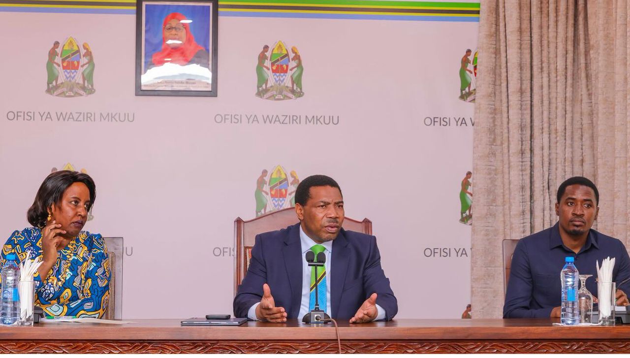 DKT. MWIGULU AWAKUTANISHA VIONGOZI NA WAKAZI KUTAFUTA SULUHU YA MGOGORO WA MAHOMANYIKA